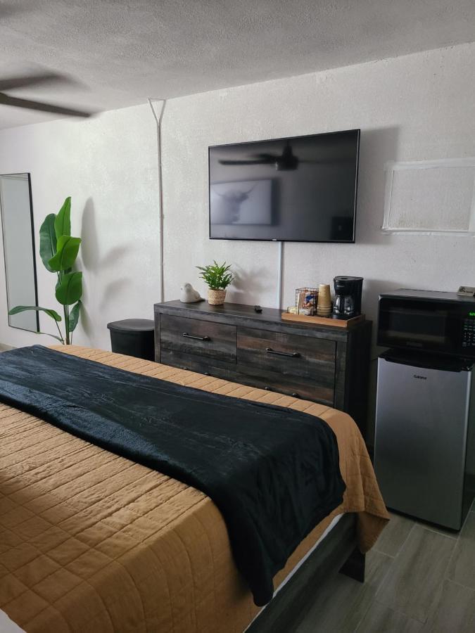 Modern Studio Retreat With King Bed - Cozy Comfort Pahokee Εξωτερικό φωτογραφία